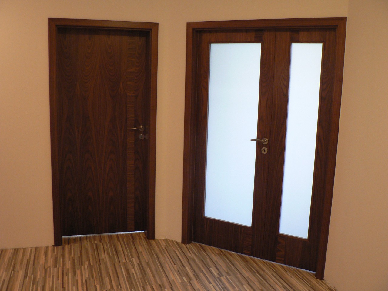Jednokřídlý dveřní komplet DR11 a dvoukřídlý dveřní komplet DR41, dýha OŘECH